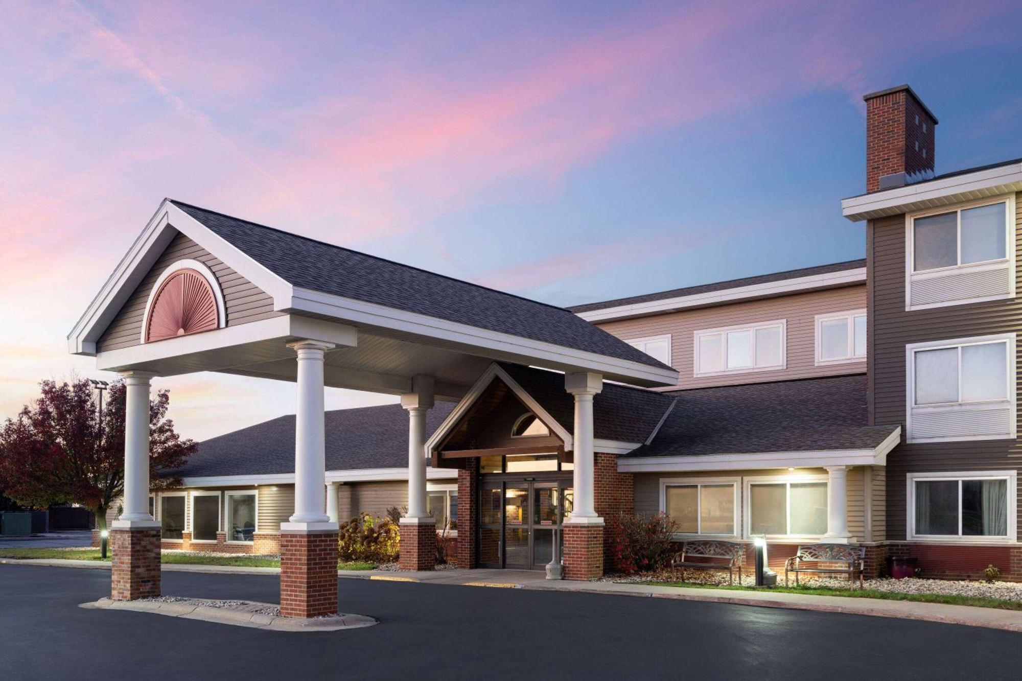 AmericInn by Wyndham Beaver Dam Eksteriør bilde